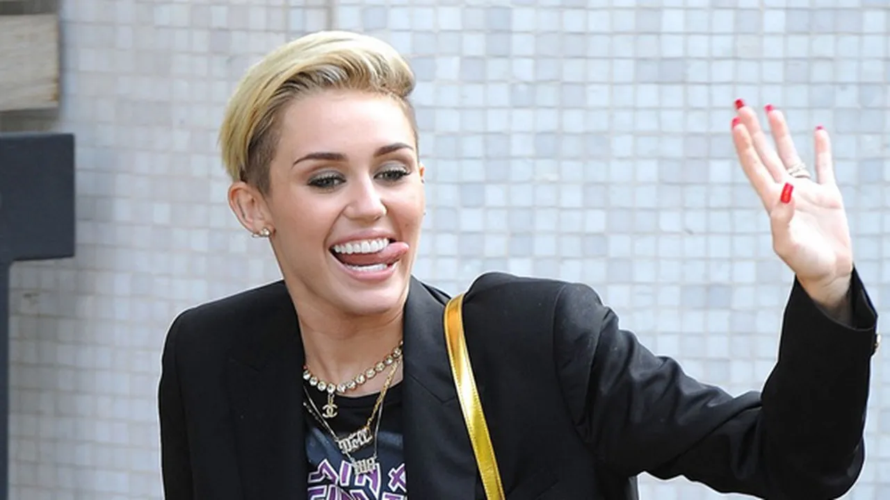 11 Aksi 'Julur' Lidah Teraneh Yang Pernah Dilakukan Miley Cyrus