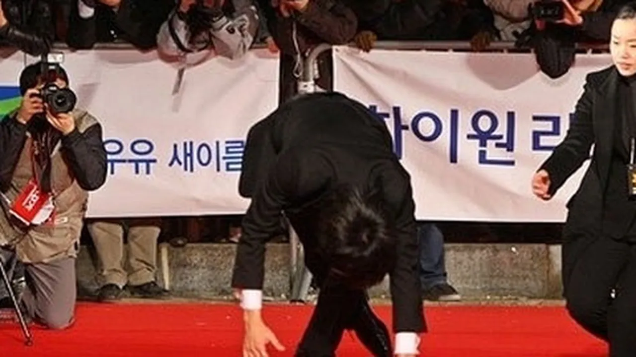 Aksi Lucu 9 Selebritis Korea Yang Jatuh di Red Carpet