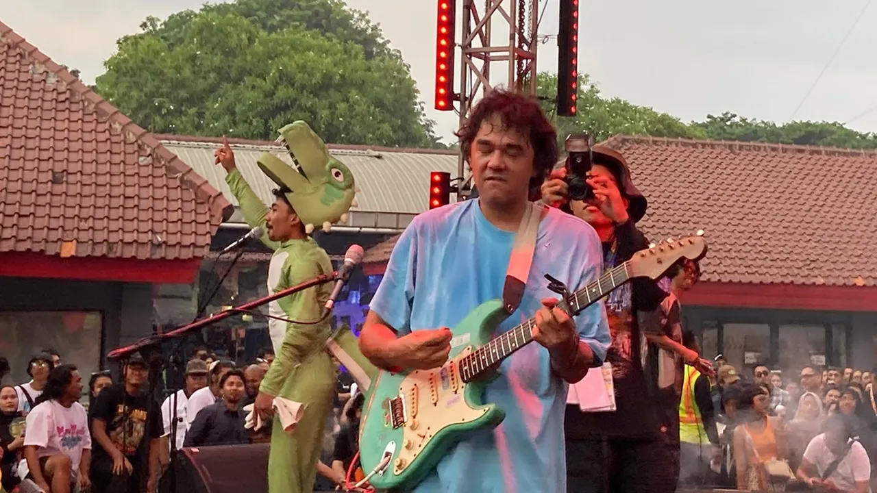 Aksi Panggung Liar Jason Ranti, Suguhkan Distorsi Penuh Gairah di Synchronize Fest 2025 Aksi Panggung Liar Jason Ranti, Suguhkan Distorsi Penuh Gairah di Synchronize Fest 2025