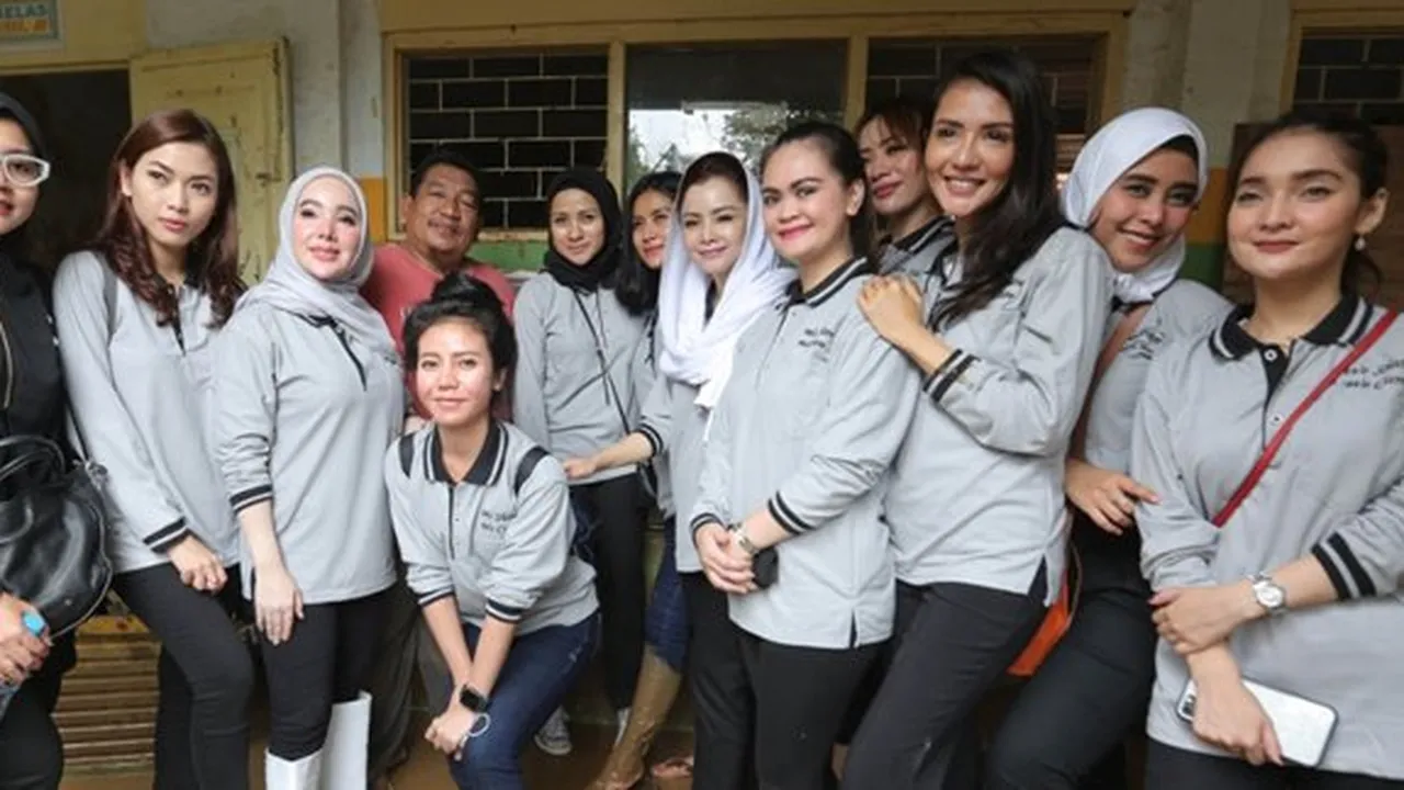 Aksi Sosial Devita Rusdi Terjun Langsung Bantu Korban Banjir