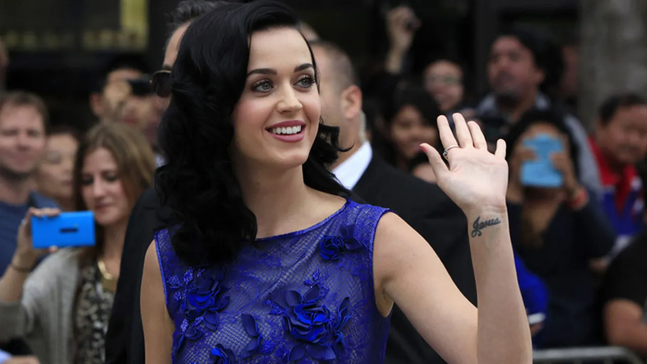 Akting Katy Perry di Klip, Berubah Wujud