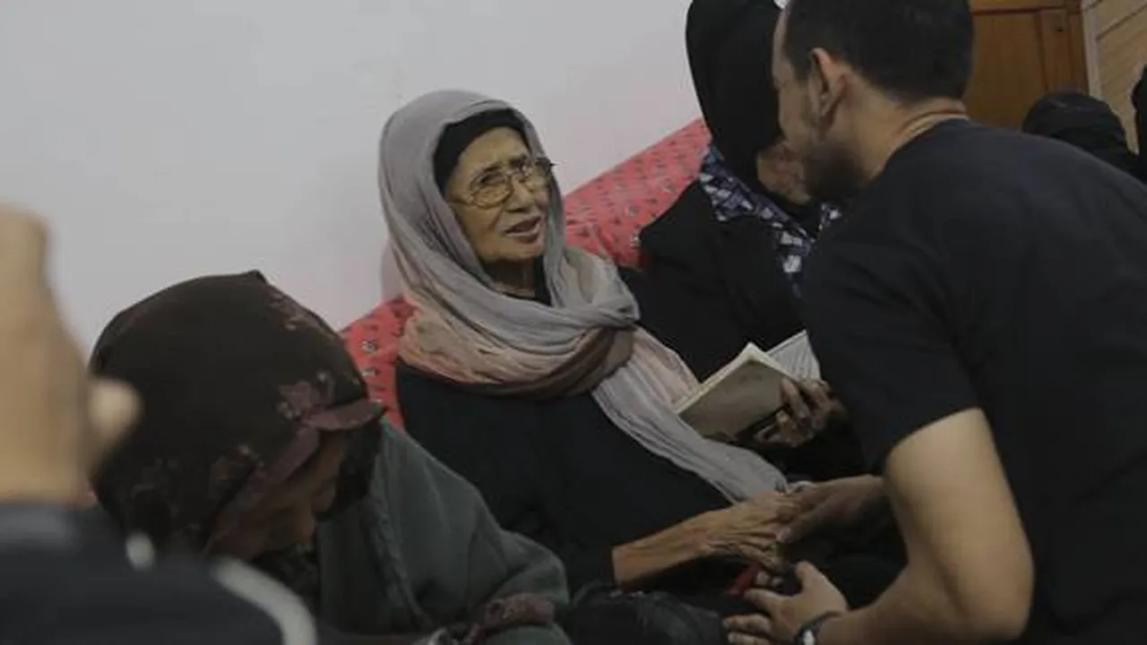 Alasan Ade Irawan Minta Dimakamkan Satu Liang Lahat dengan Suami