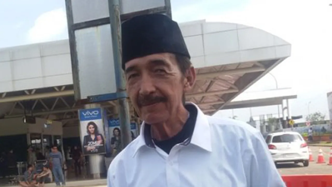 Almarhum Johny Indo Jalani Prosesi Pemakaman Secara Islam Tapi Dikubur Dalam Peti Almarhum Johny Indo Jalani Prosesi Pemakaman Secara Islam Tapi Dikubur Dalam Peti