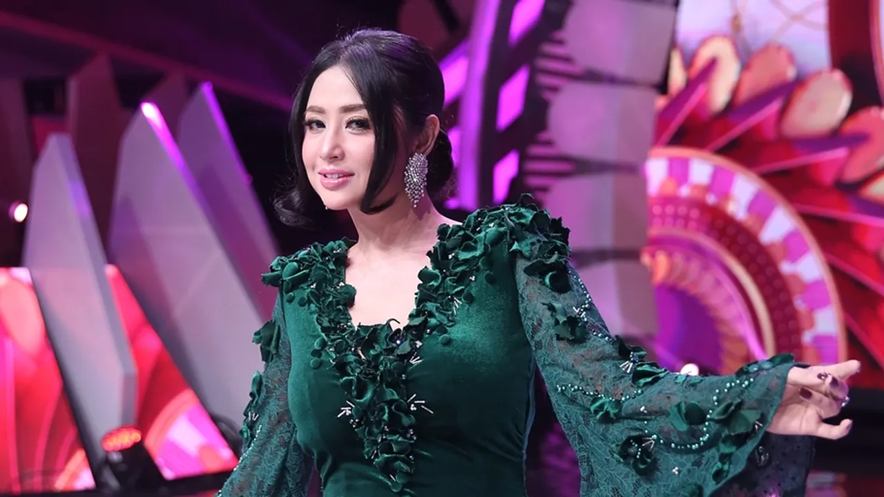 Ambil Job Tahun Baru, Dewi Perssik Dapat Bayaran Dobel