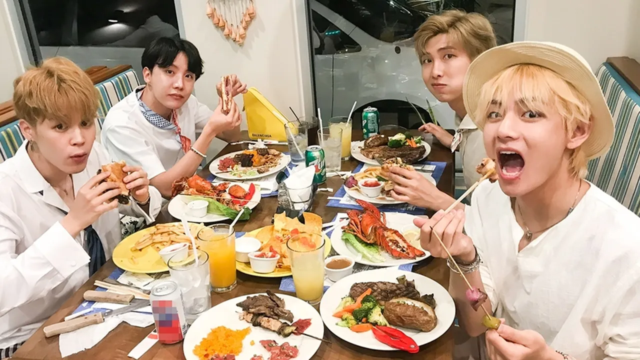 Aneh Tapi Nyata, 5 Makanan Mancanegara Ini Justru Dimakan BTS Pakai Sumpit Aneh Tapi Nyata, 5 Makanan Mancanegara Ini Justru Dimakan BTS Pakai Sumpit