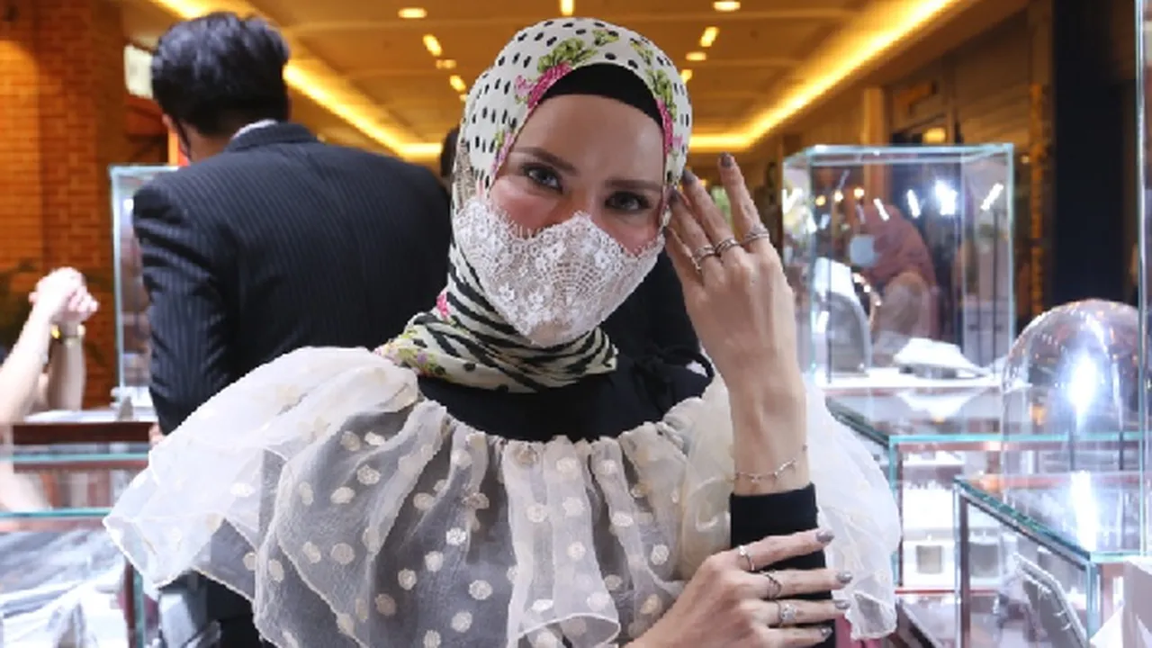 Angel Lelga Lebih Suka Perhiasan Diamond yang Simple