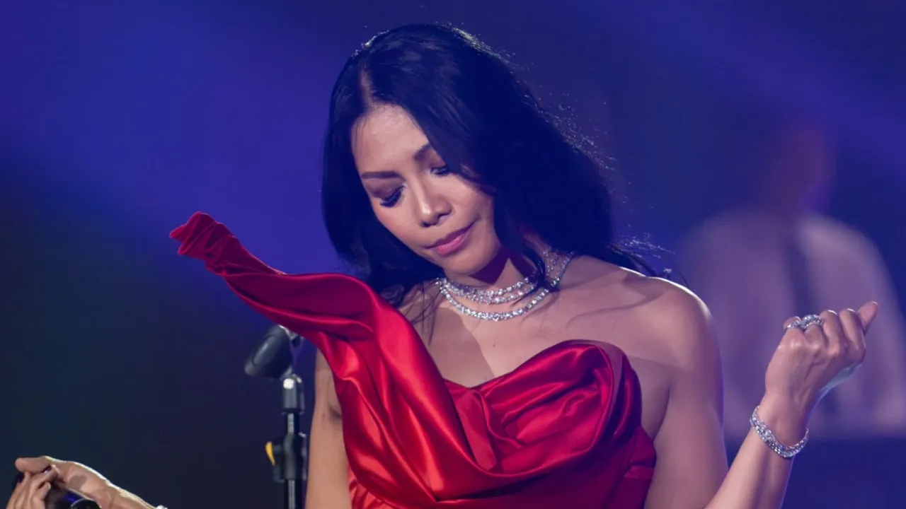 Anggun Tampil Memukau dengan Gaun Merah di SNADA Indonesia 2026