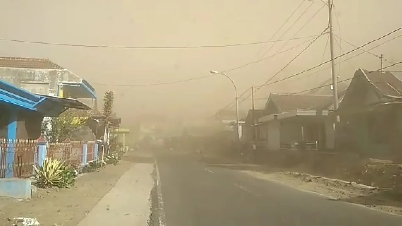 Angin Kencang Bawa Debu Kembali Terpa Warga Kaki Gunung Arjuno di Batu