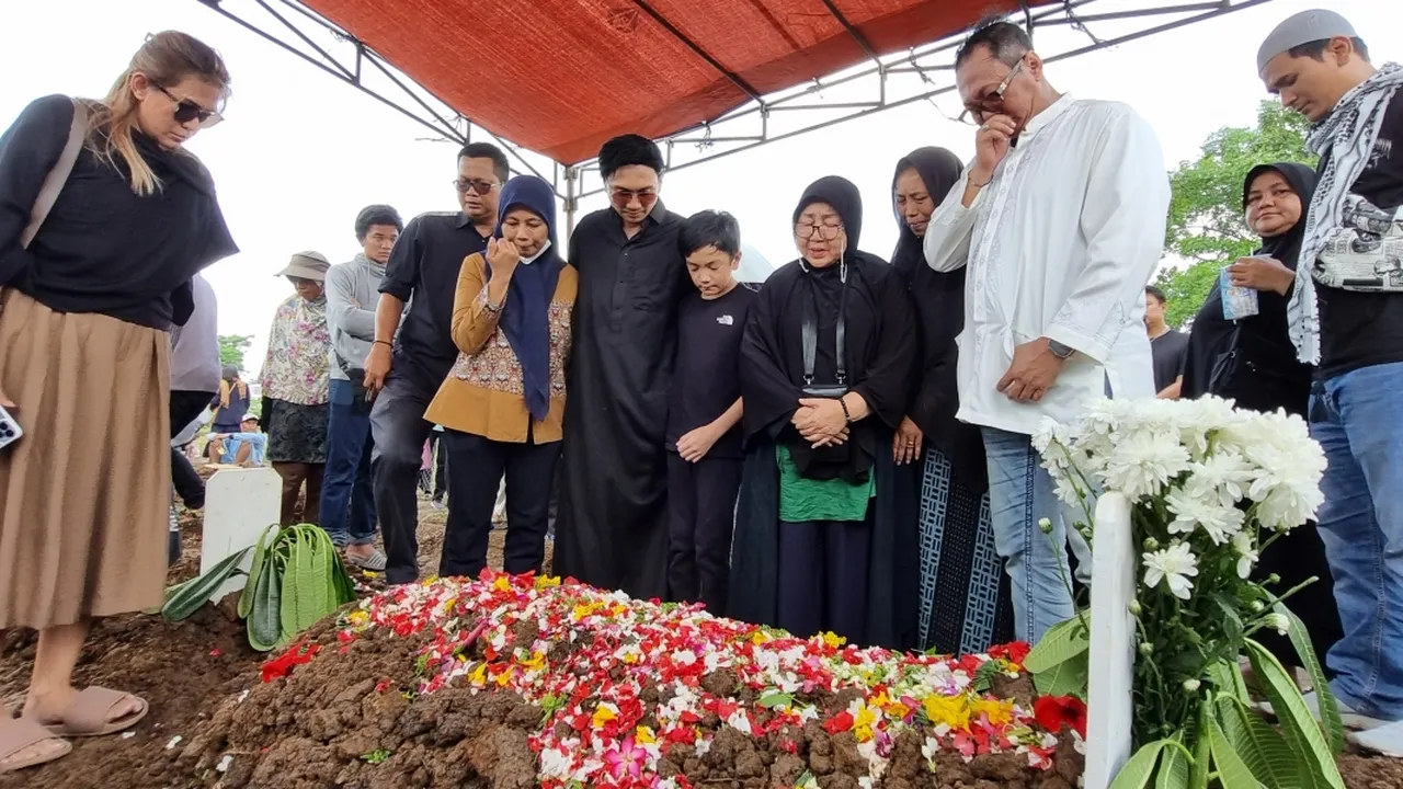 Anji Antarkan Ayahnya Hingga ke Tempat Peristirahatan Terakhir