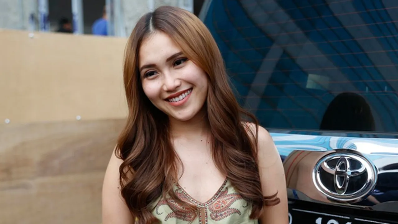 Antar Bilqis Sekolah, Ayu Ting Ting Tampil Santai Tanpa Makeup