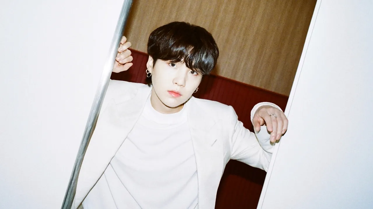 Antarkan Pesanan Sambil Menerobos Hujan, Kurir Makanan Ini Tersentuh dengan Pesan dari Suga BTS