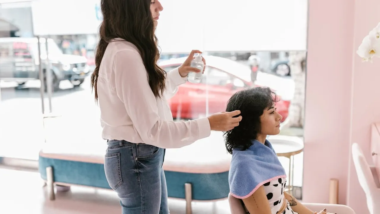 Anti Kusut! Tips Potongan Rambut Ideal untuk Rambut Tebal dan Mengembang