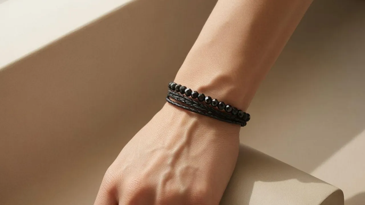 Apa Arti Gelang Hitam di Tangan Kiri: Makna dan Simbolisme yang Perlu Dipahami