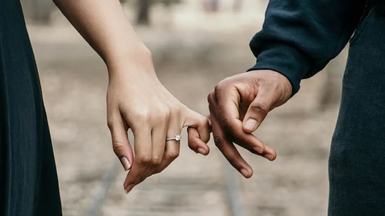 Apa Arti Sayang: Pengertian, Bedanya dengan Cinta, Beserta Contoh Panggilan Sayang ke Pasangan