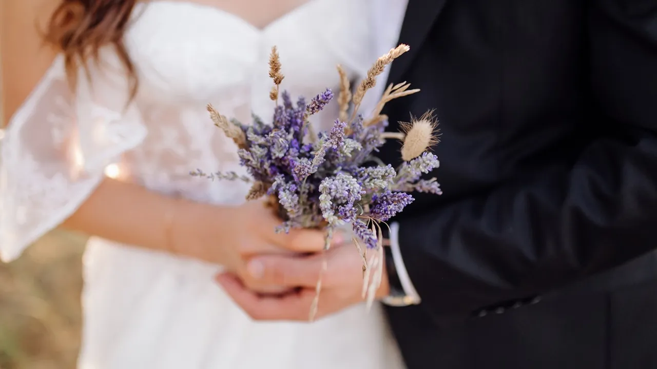 Apa Itu 'Lavender Marriage' yang Viral Dikaitkan Dengan Isu Pernikahan Pasangan Artis?