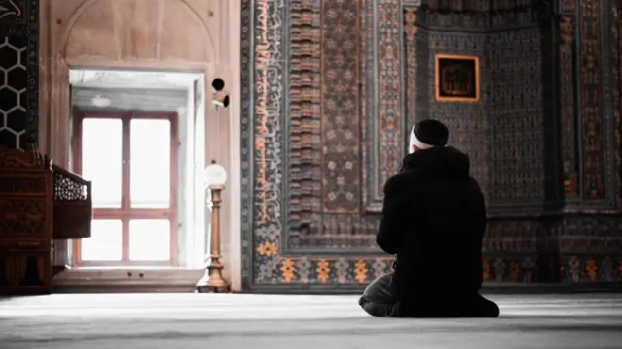 Apakah I'tikaf Wajib Dilakukan Masjid? Temukan Penjelasannya di Sini