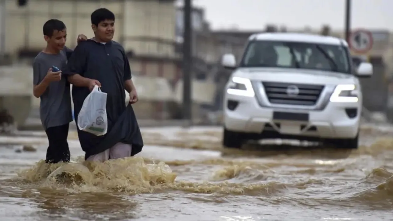 Arab Saudi Diperkirakan Alami Banjir dalam 4 Hari Mendatang, Warga Diminta Siaga!