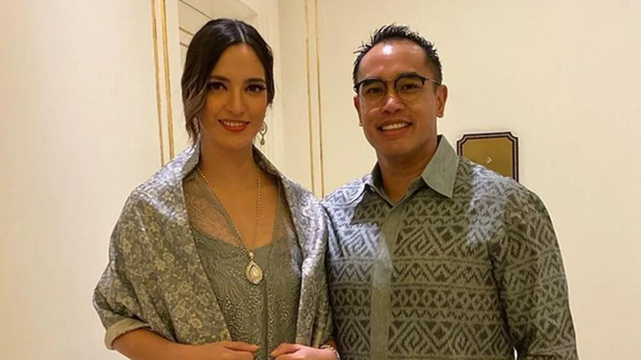 Ardi Bakrie peluk dan Bawakan bunga mawar, Nia Ramadhani Malu Abis