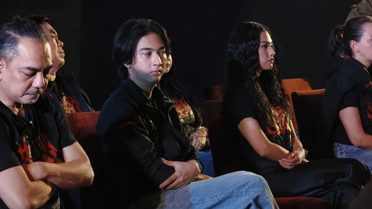 映画『Hajatan Setan』の出演者たち。アリ・イルハムは左から3人目