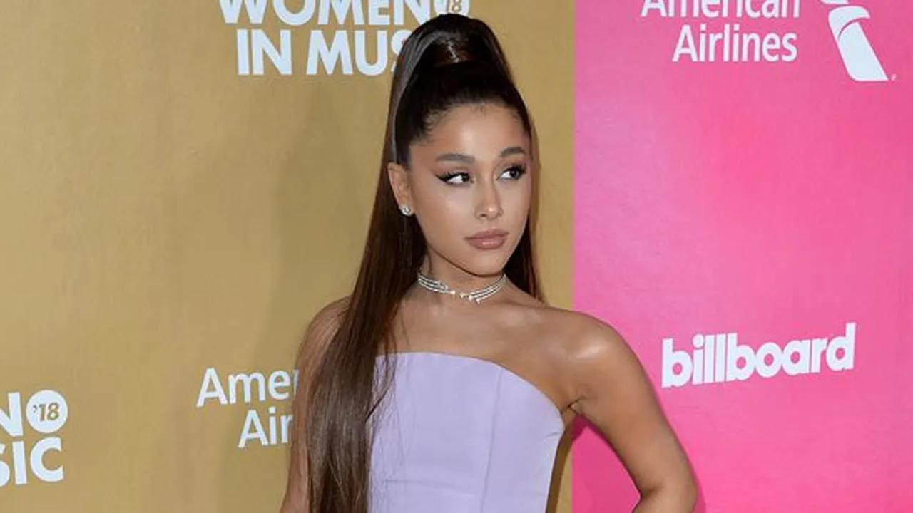 Ariana Grande Menangis Saat Konser di Kampung Halaman Mendiang Mac Miller