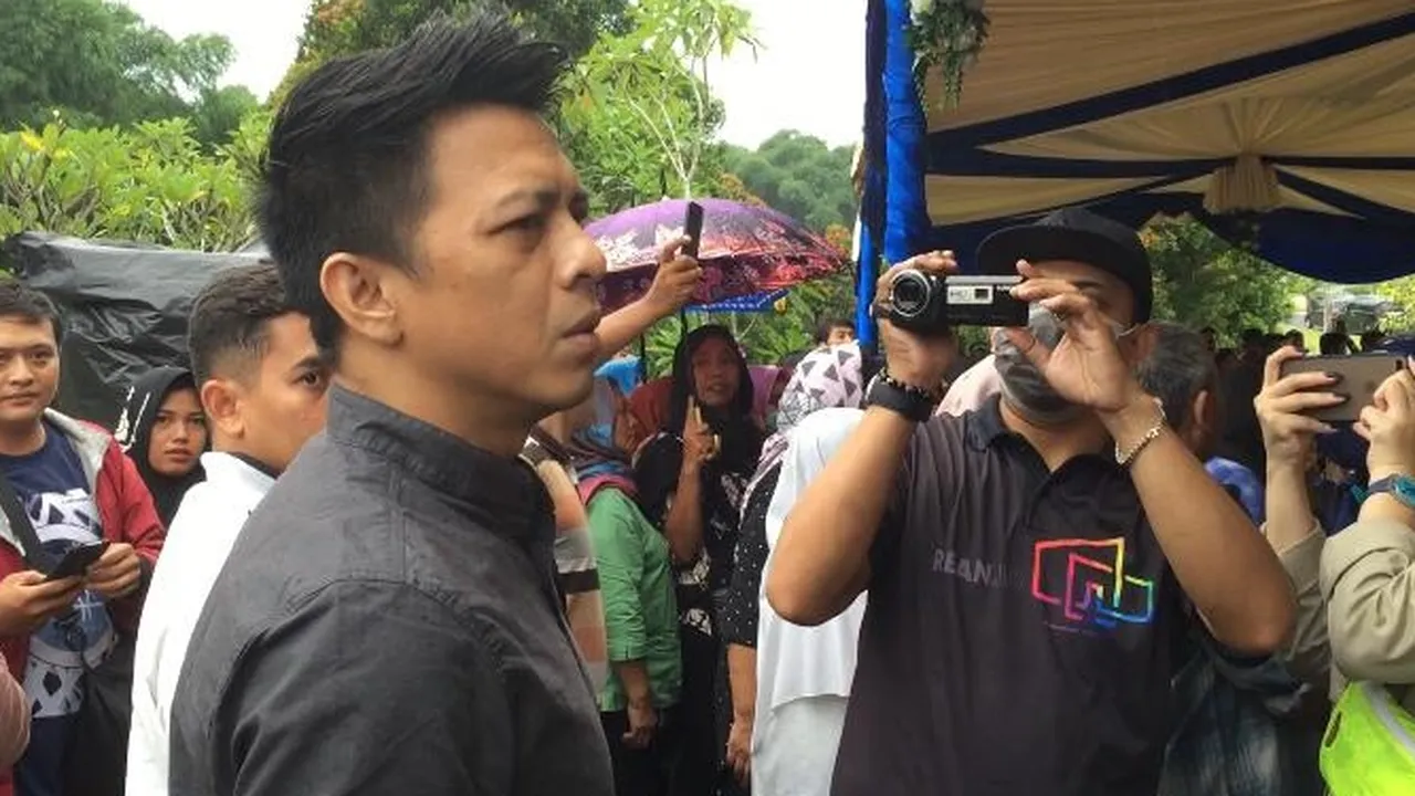 Ariel NOAH Hadiri Pemakaman Ashraf Sinclair, Dekati Liang Lahat & Ikut Berdoa