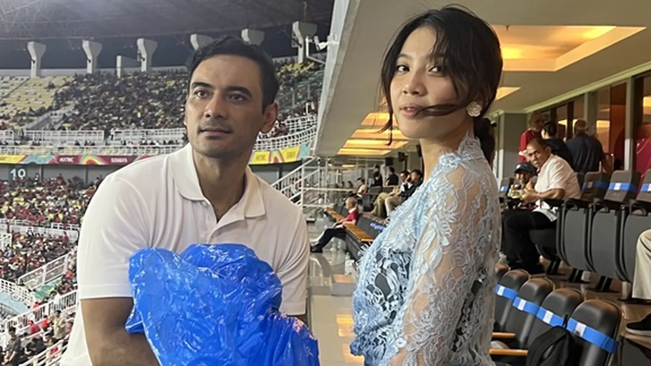 Ario Bayu dan Gadis Kresek Bersih-Bersih Stadion Usai Pertandingan Timnas Indonesia Melawan Maroko