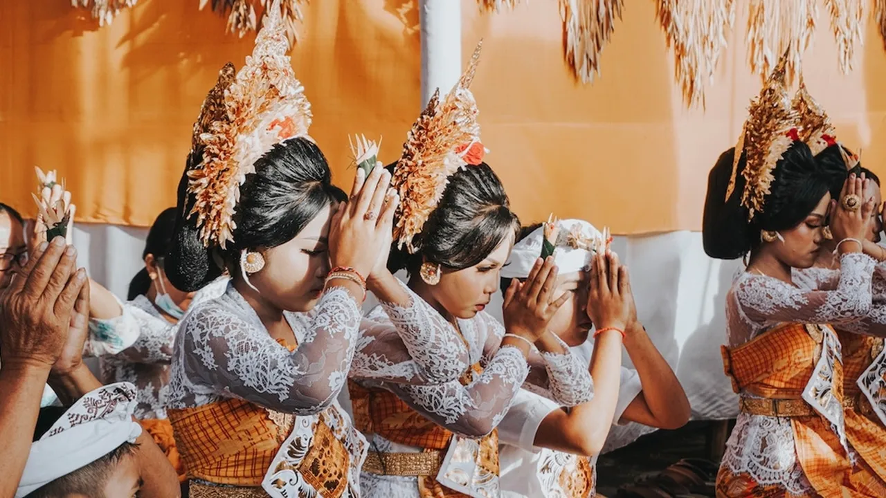 Arti Astungkara Beserta Svaha dan Tathastu, Waktu yang Tepat untuk Diucapkan - Doa Lainnya