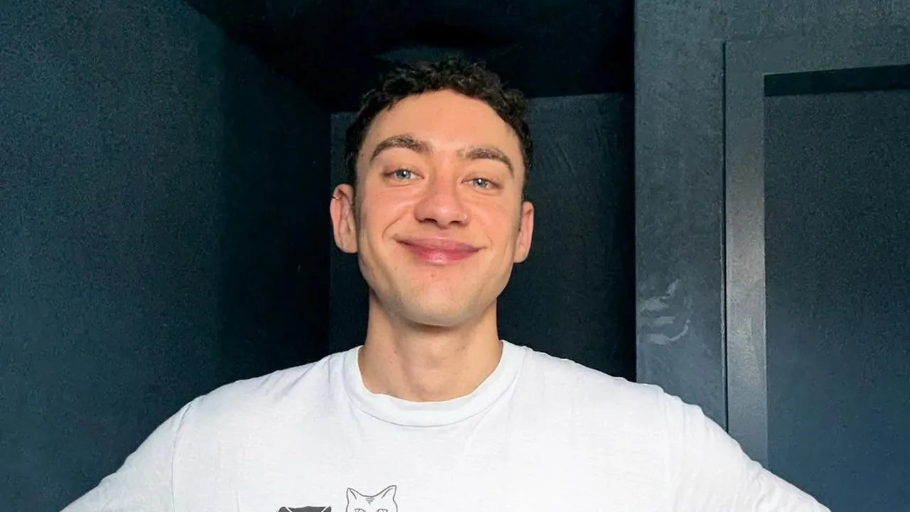 Arti dan Makna Lagu Breathe Olly Alexander: Saat Cinta Butuh Ruang Bernapas