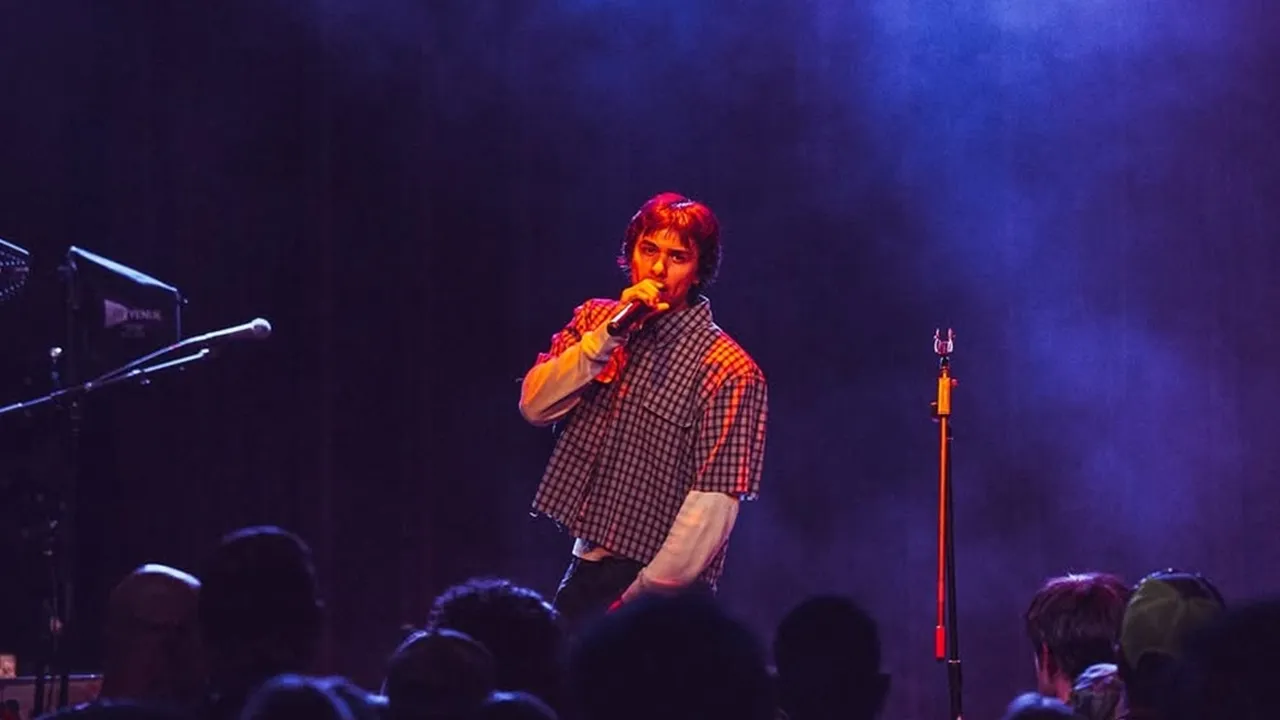 Arti dan Makna Lagu Favorite - Austin George, Kisah Perpisahan yang Tak Pernah Selesai Arti dan Makna Lagu Favorite - Austin George, Kisah Perpisahan yang Tak Pernah Selesai
