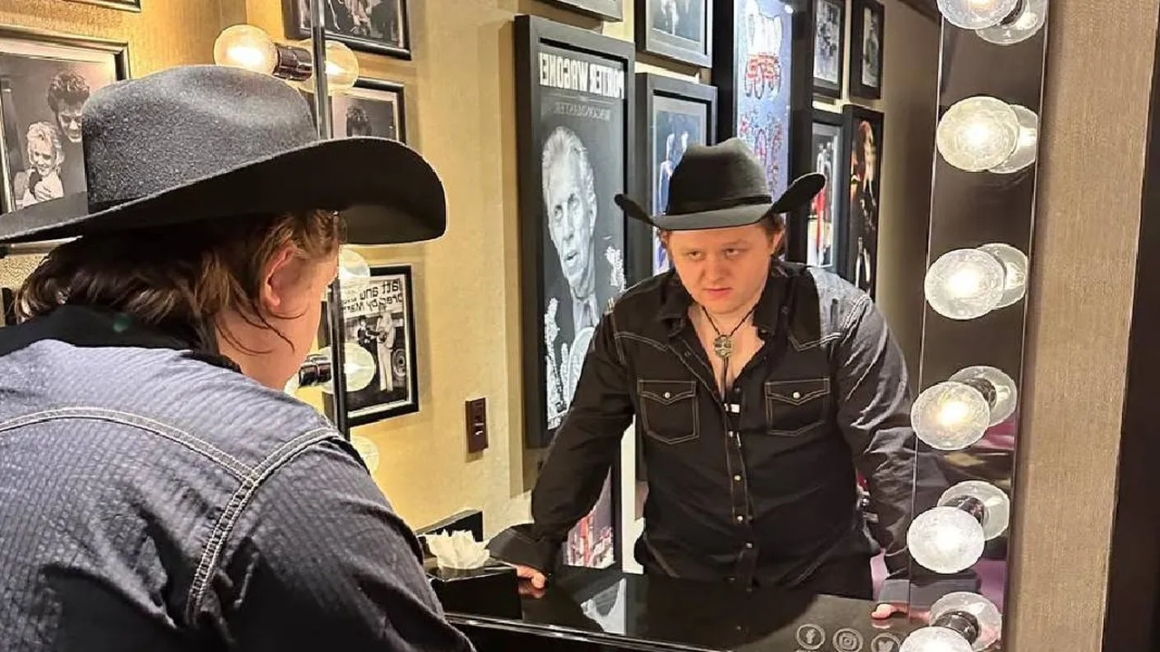 Arti dan Makna Lagu Hold Me While You Wait Lewis Capaldi, Tentang Keraguan dalam Hubungan