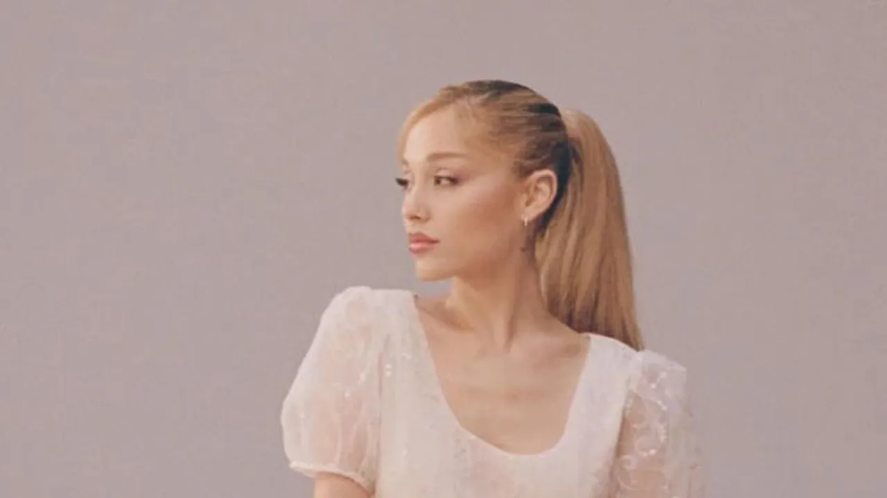 Arti dan Makna Lagu Intro (End of the World) - Ariana Grande, Kegelisahan - Keraguan Tersembunyi ke Pasangan