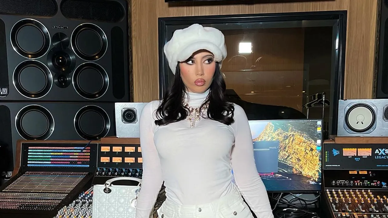 Arti dan Makna Lagu Melting Kali Uchis, Kisah Cinta yang Meluluhkan Hati