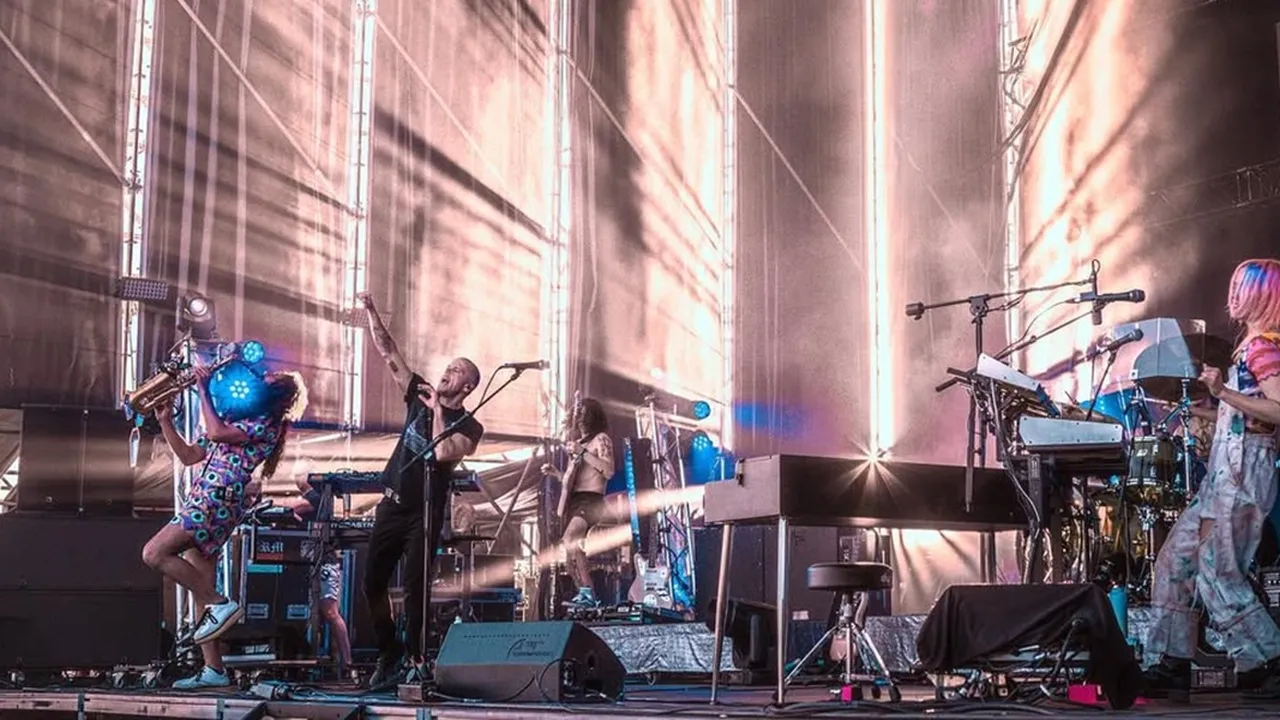 Arti dan Makna Lagu Outro - M83 yang Membuat Pendengarnya Terdiam