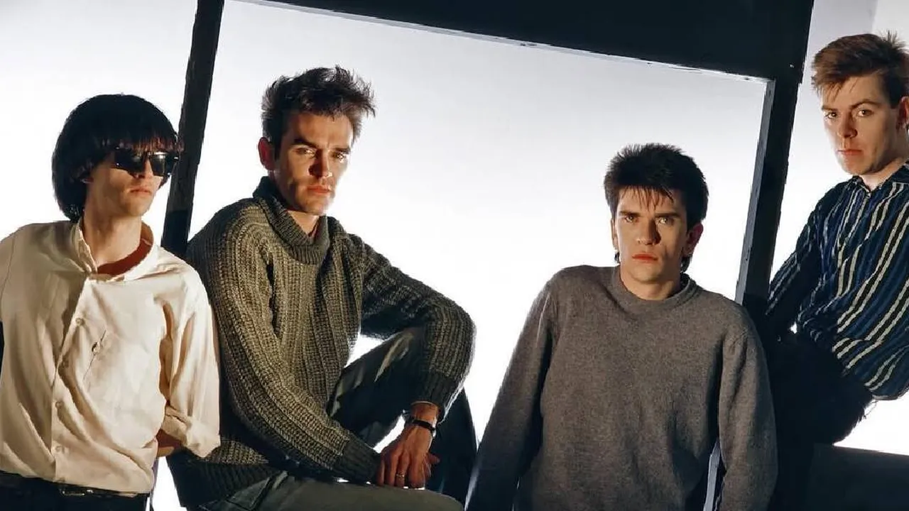 Arti dan Makna Lagu There Is A Light That Never Goes Out The Smiths, Tentang Cinta Mendalam