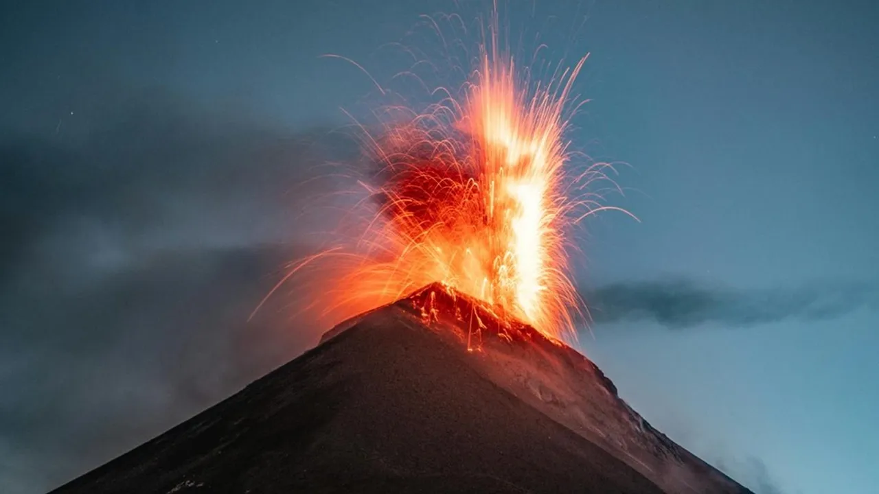 Arti Mimpi Melihat Gunung Meletus Menurut Primbon Jawa, Islam, dan Psikologi Modern