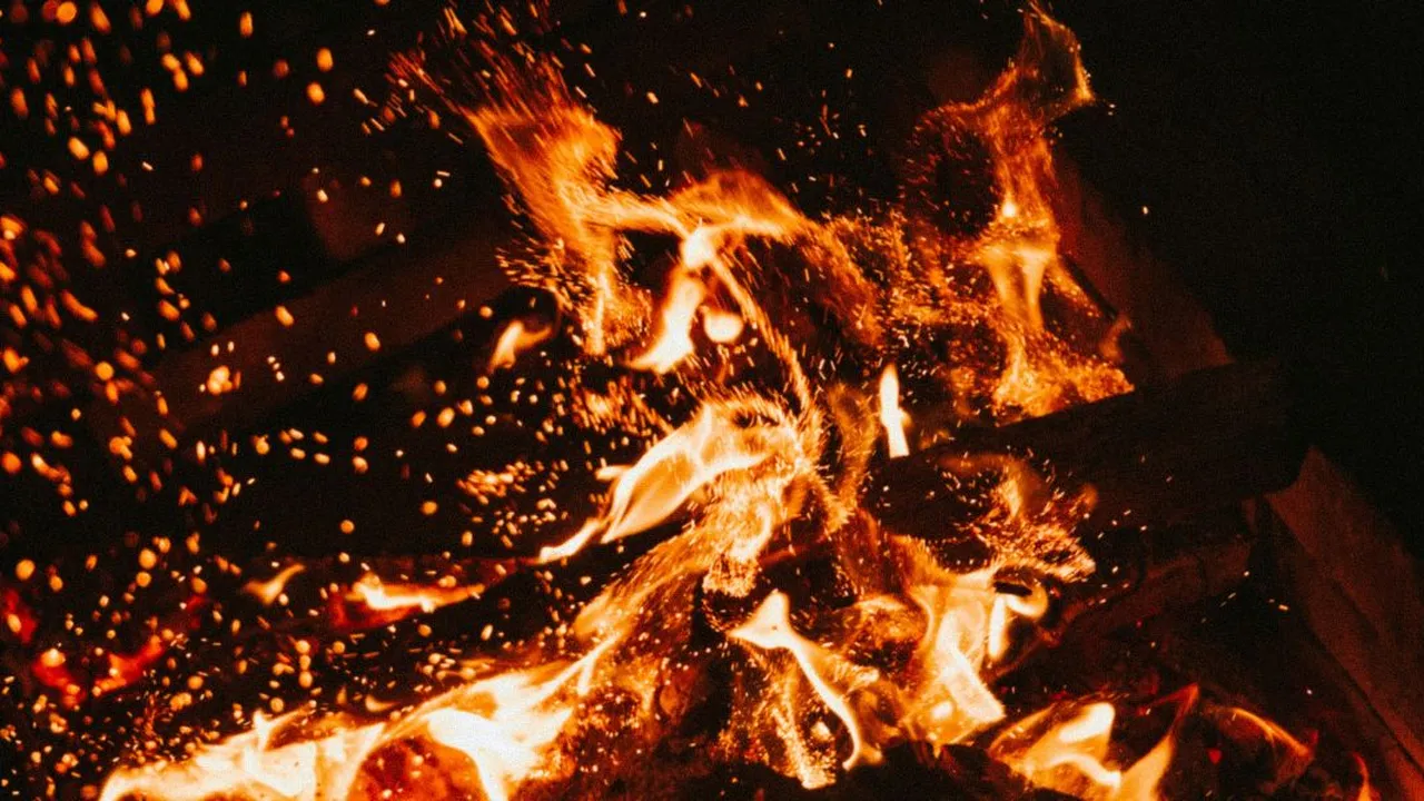 Arti Mimpi Rumah Kebakaran dan Dipadamkan: Tafsir Lengkap & Maknanya