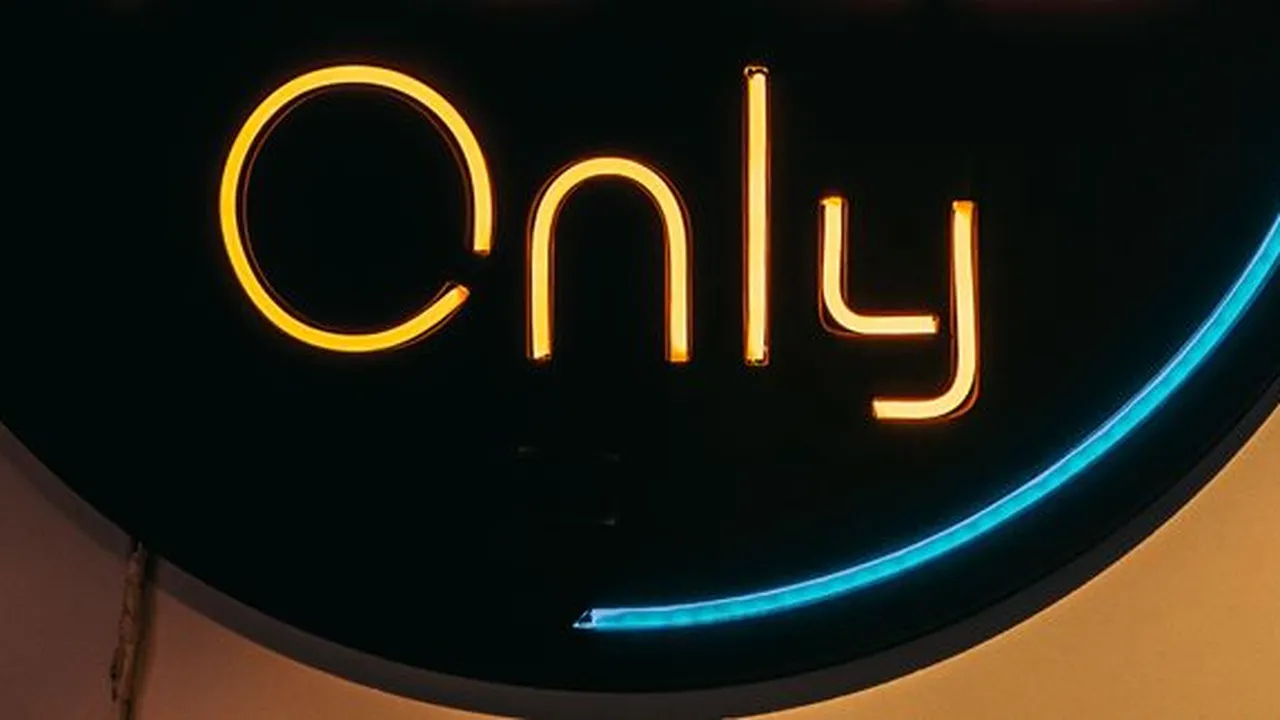Arti Only dalam Bahasa Indonesia Beserta Contoh Kalimat dan Perbedaannya dengan Just