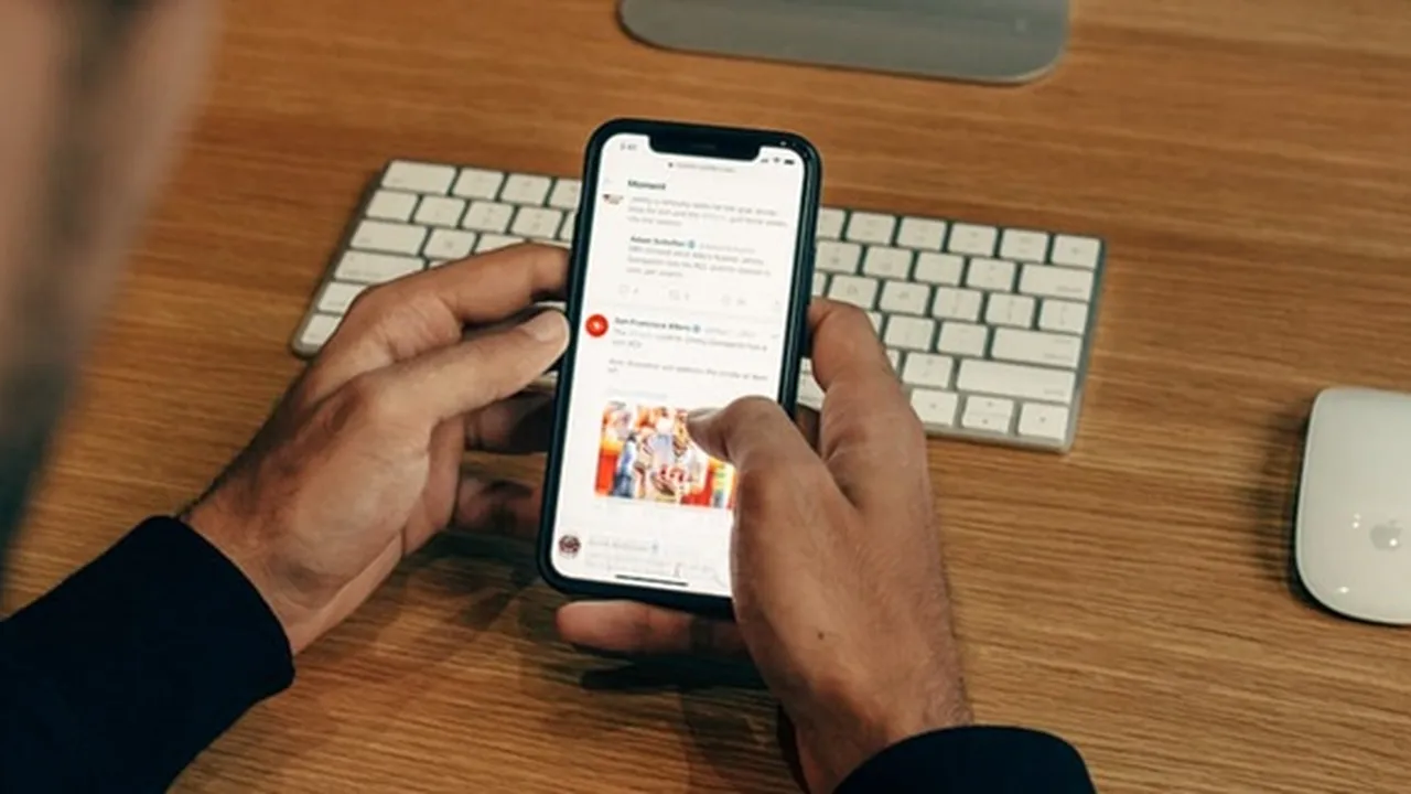 Arti Stalking Adalah Mencari Info Seseorang Lewat Medsos, Ketahui Penyebab - Dampak Buruknya