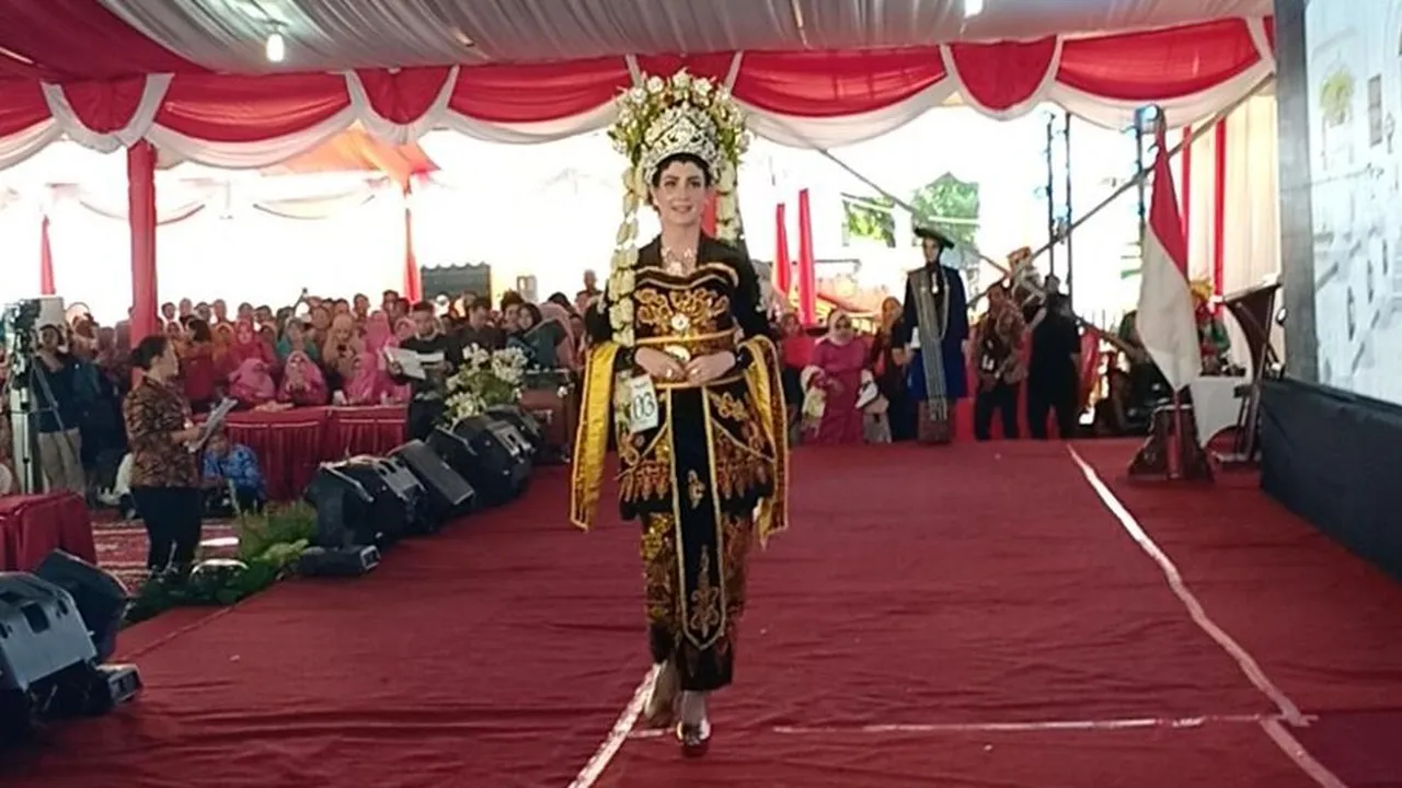 Arumi Bachsin Jadi Model Catwalk Dadakan, Cantik dan Mempesona