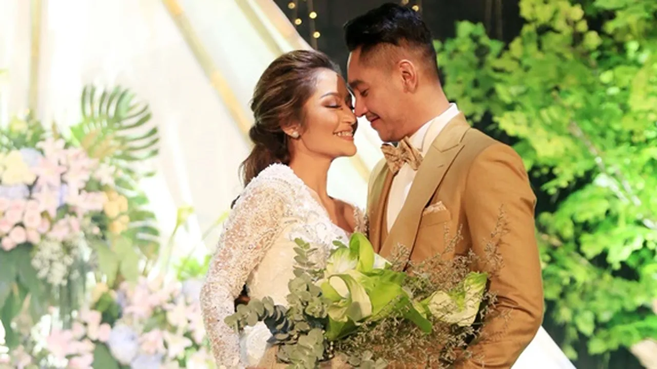 Asik Joget Bareng Suami di Video Tiktok Pertamanya, Siti Badriah Sukses Bikin Netizen Baper Asik Joget Bareng Suami di Video Tiktok Pertamanya, Siti Badriah Sukses Bikin Netizen Baper