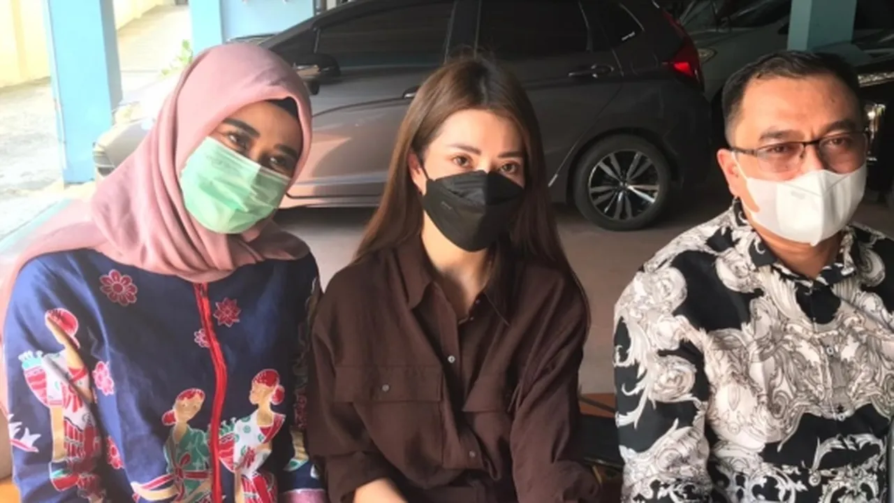Aska Ongi Mengaku Saat Pacaran Sering Temani Aliff Alli Tebus Obat di Rumah Sakit Jiwa Aska Ongi Mengaku Saat Pacaran Sering Temani Aliff Alli Tebus Obat di Rumah Sakit Jiwa