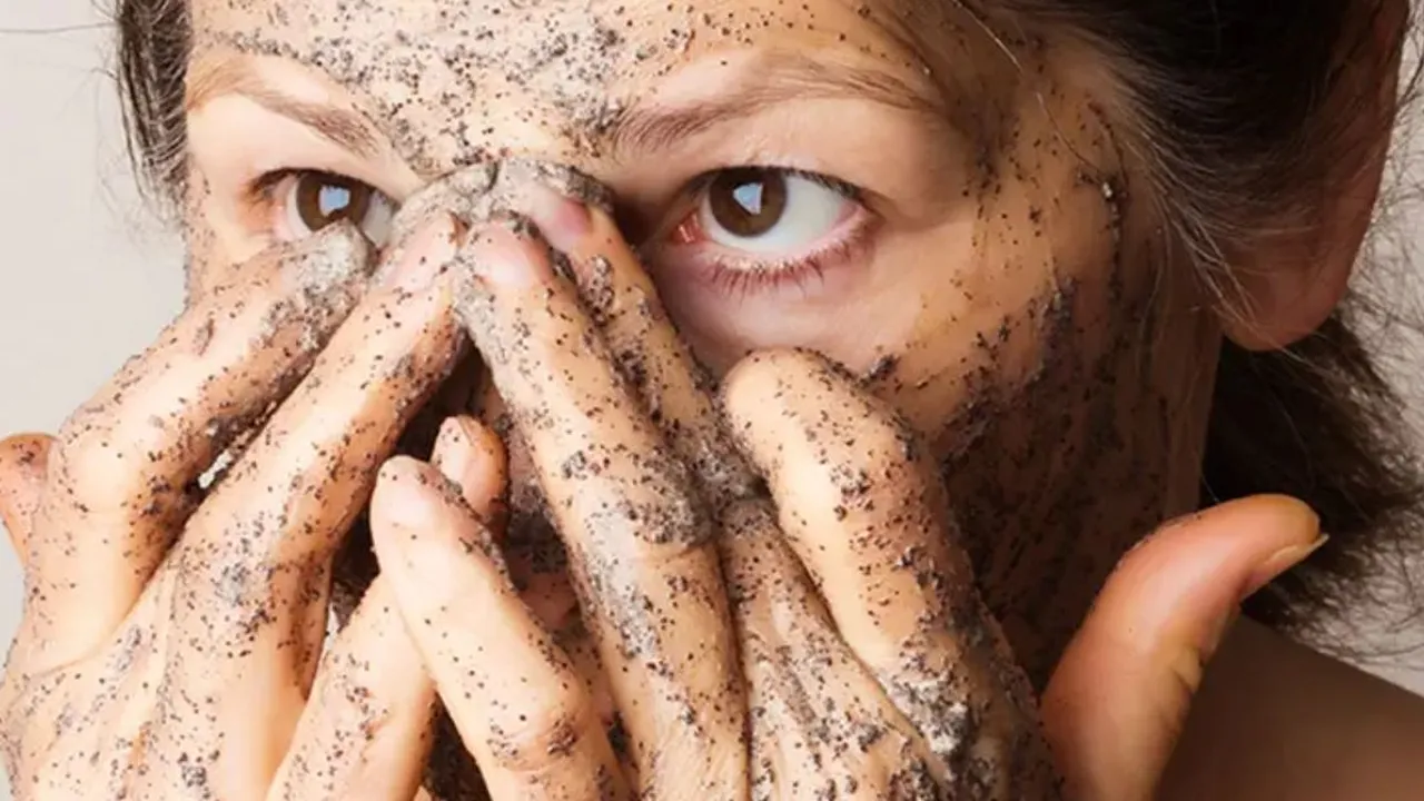Atasi Wajah Kusam dan Belang dengan Masker Alami Kopi dan Tomat