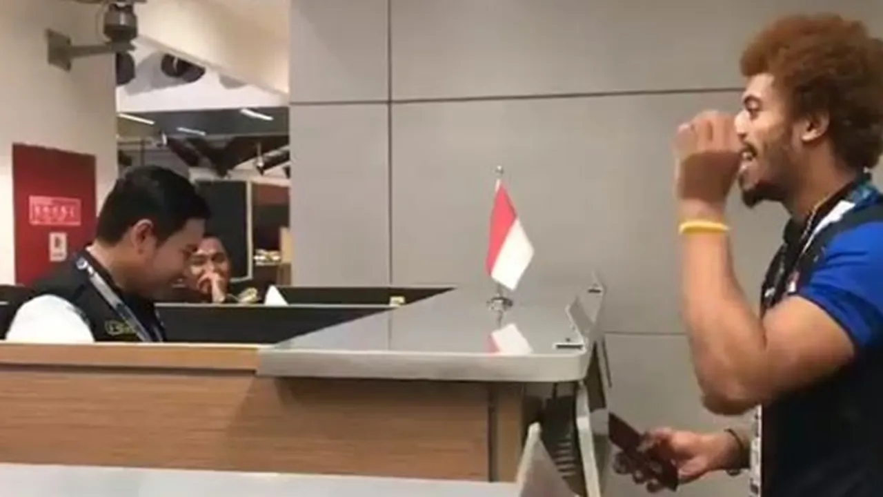 Atlet Irak Ini Nyanyikan Indonesia Raya & Puji Petugas Imigrasi