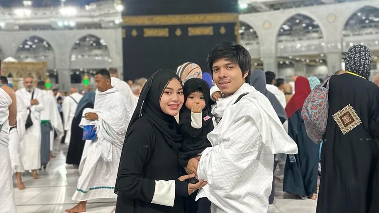 Atta Halilintar dan Aurel Hermansyah Ungkap Berkah Umrah saat Ramadan: Ameena Sudah Bisa Jalan Atta Halilintar dan Aurel Hermansyah Ungkap Berkah Umrah saat Ramadan: Ameena Sudah Bisa Jalan