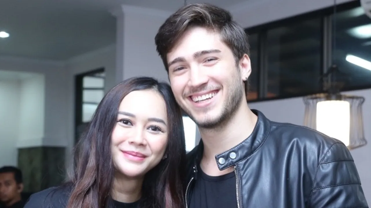 Aura Kasih Sebut Eryck Amaral Sudah Pernah Menikah dan Punya Anak Aura Kasih Sebut Eryck Amaral Sudah Pernah Menikah dan Punya Anak