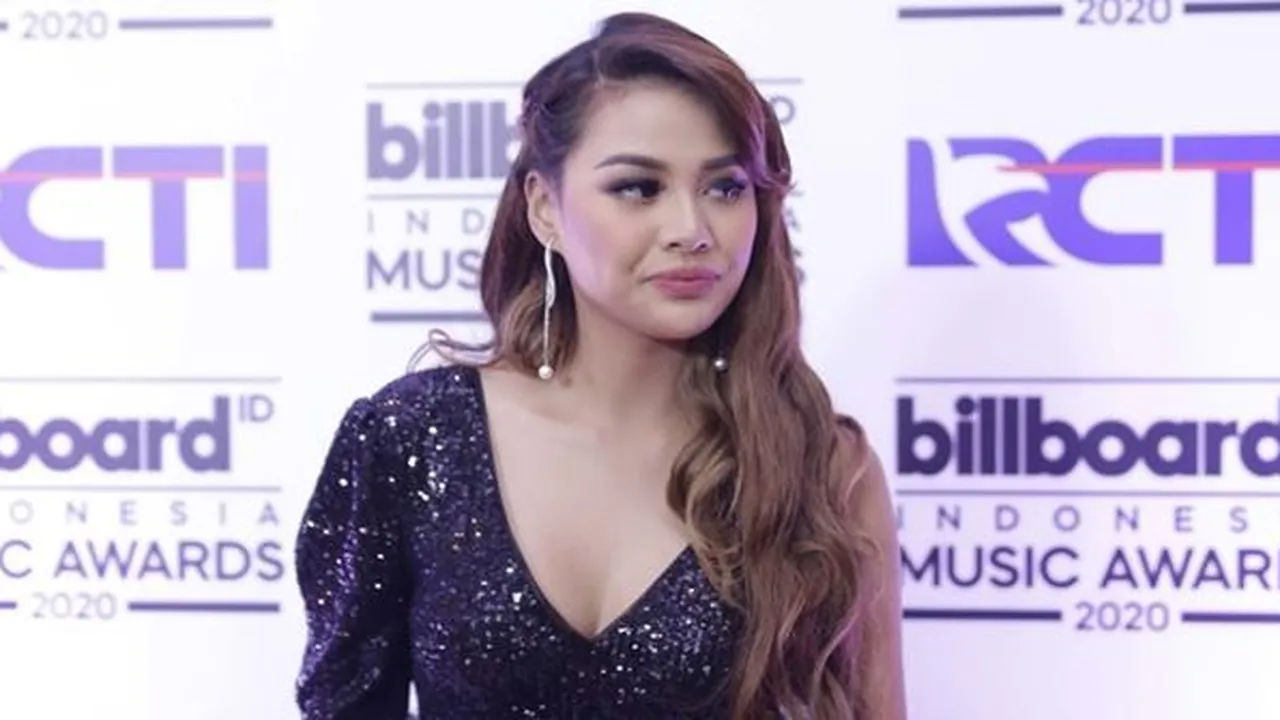 Aurel Hermansyah Nostalgia Masa Kecil, Posting Foto Saat Rambut Masih Kribo Aurel Hermansyah Nostalgia Masa Kecil, Posting Foto Saat Rambut Masih Kribo