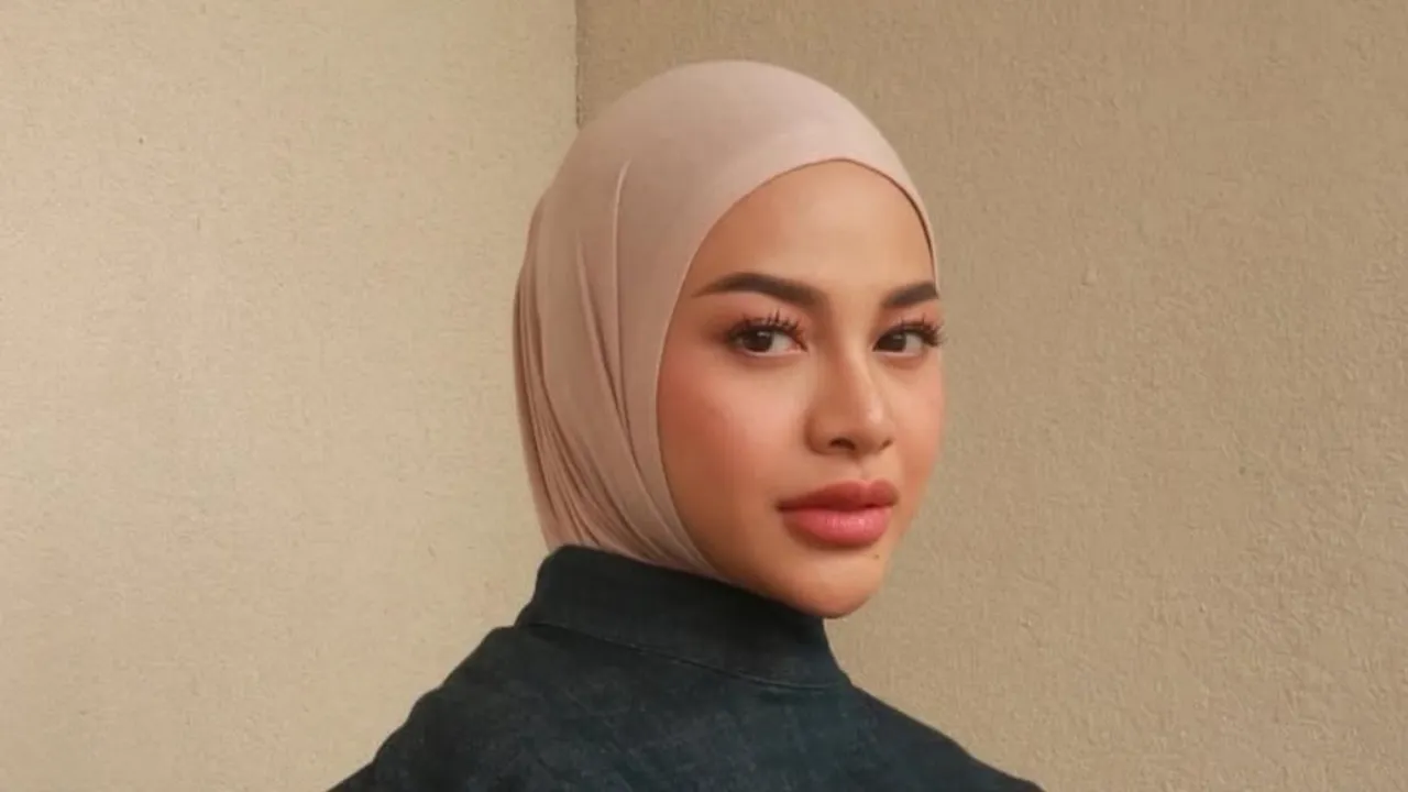 Aurel Hermansyah Ungkap Makna 'Bermekaran' di Koleksi Hijab Terbarunya Aurel Hermansyah Ungkap Makna 'Bermekaran' di Koleksi Hijab Terbarunya