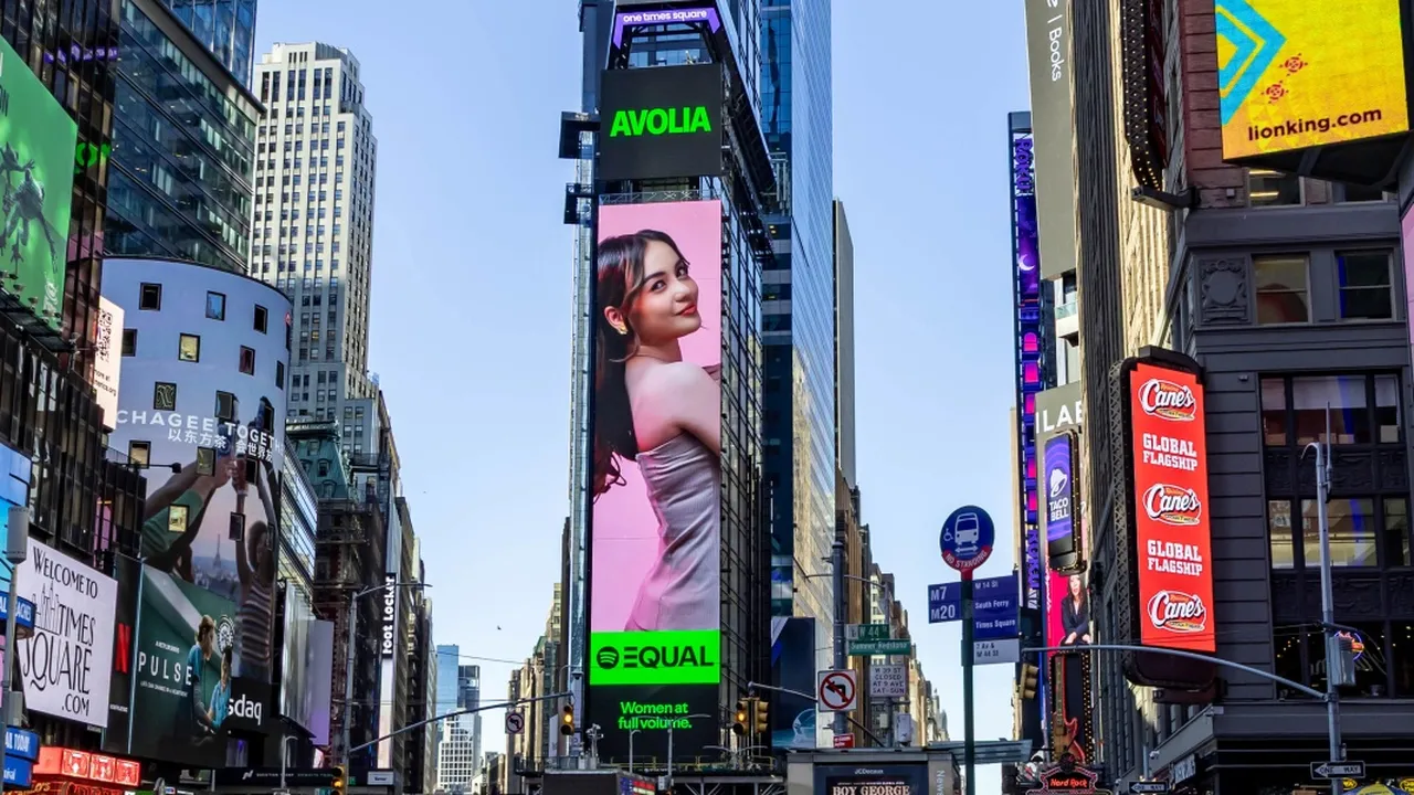 Avolia Muncul di Billboard Time Square New York sebagai Equal Ambassador Spotify 2025 dari Indonesia