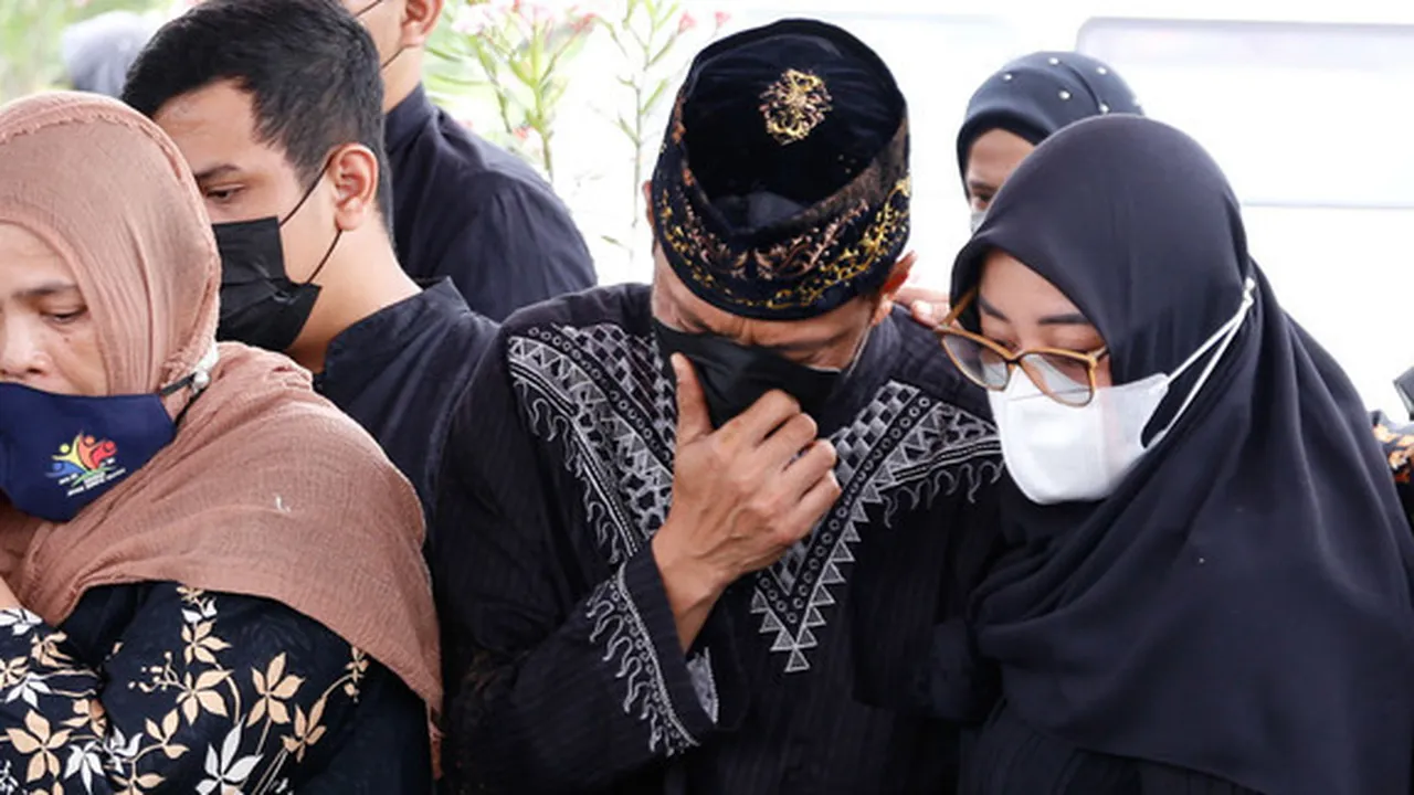 Ayah Dimakamkan, Doddy Sudrajat Tak Kuasa Tahan Tangis Ayah Dimakamkan, Doddy Sudrajat Tak Kuasa Tahan Tangis