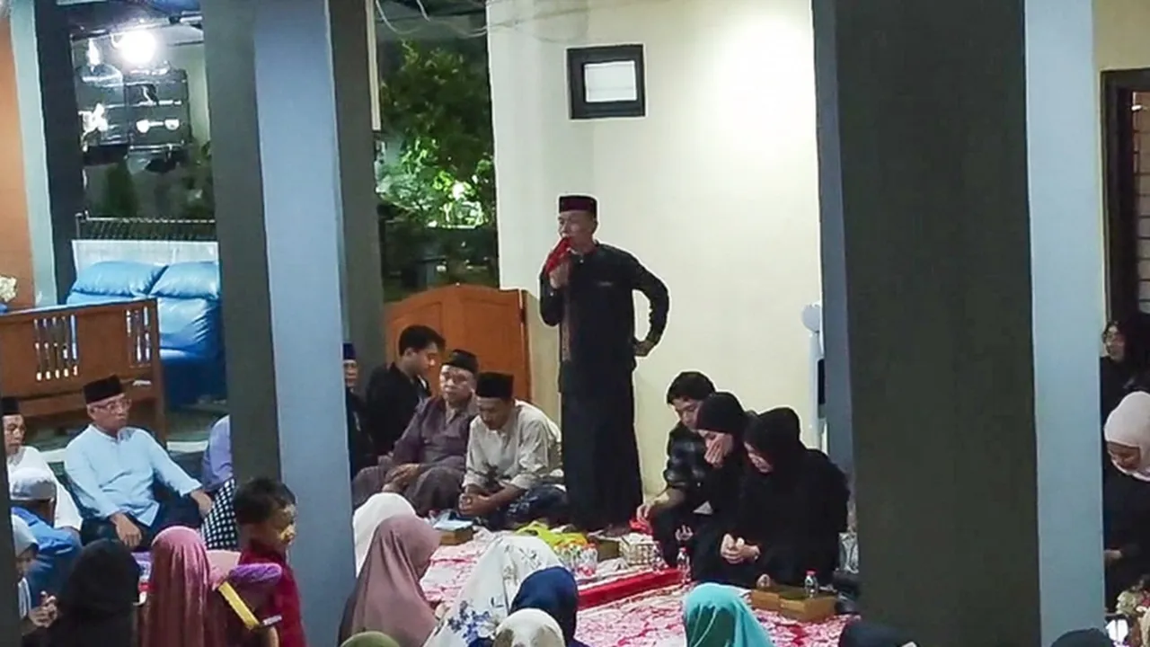 Ayah Ojak Menangis dalam Acara Tahlilan Hari Ketujuh Atas Meninggalnya Cucu Tercinta